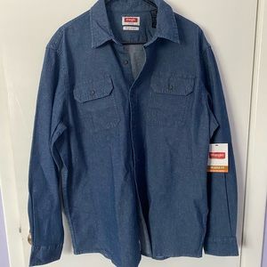 Men’s wrangler relaxed fit button up, L